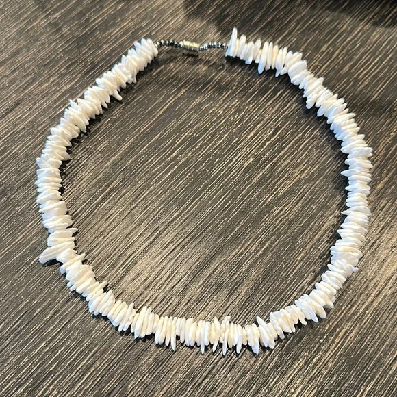 White Natural Medium Chip Nautical Puka Shell Necklace. - Picture 1 of 2
